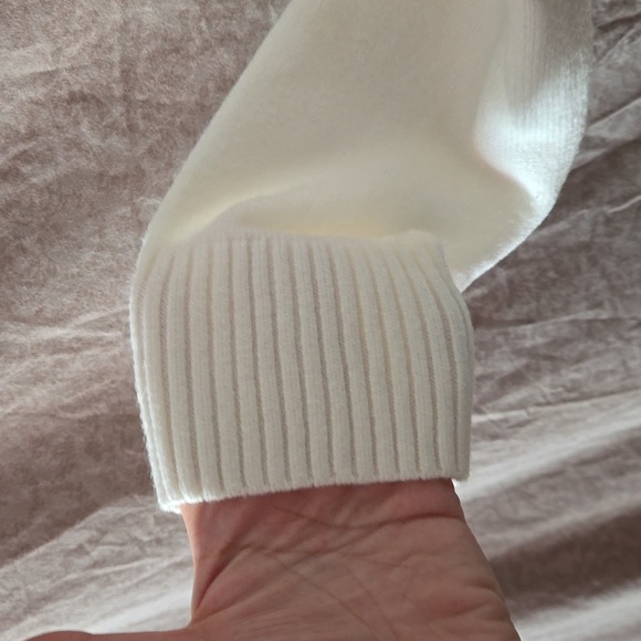 LAURA PETITE white cable knit sweater. Womens estimated M, PTP 23 - Picture 4 of 7